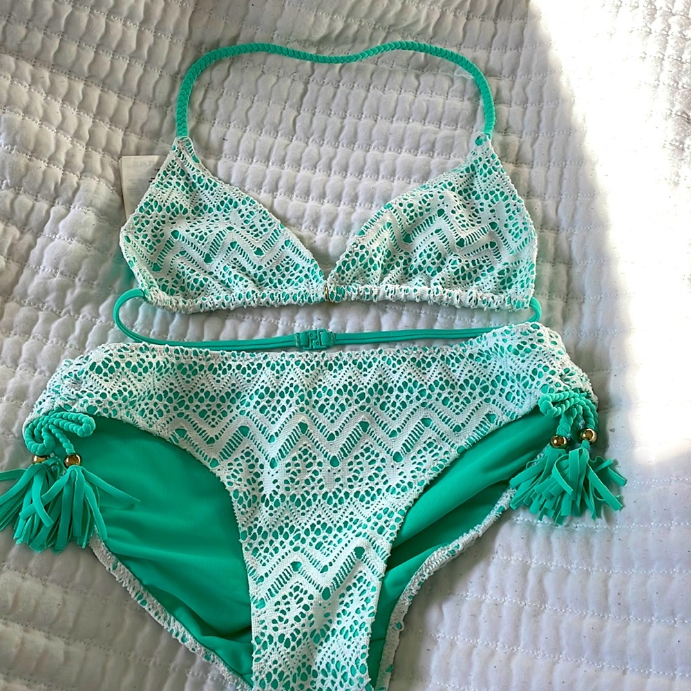 New H&M bikini never worn (no padding) Size 12-14Y fits me and I’m a small.